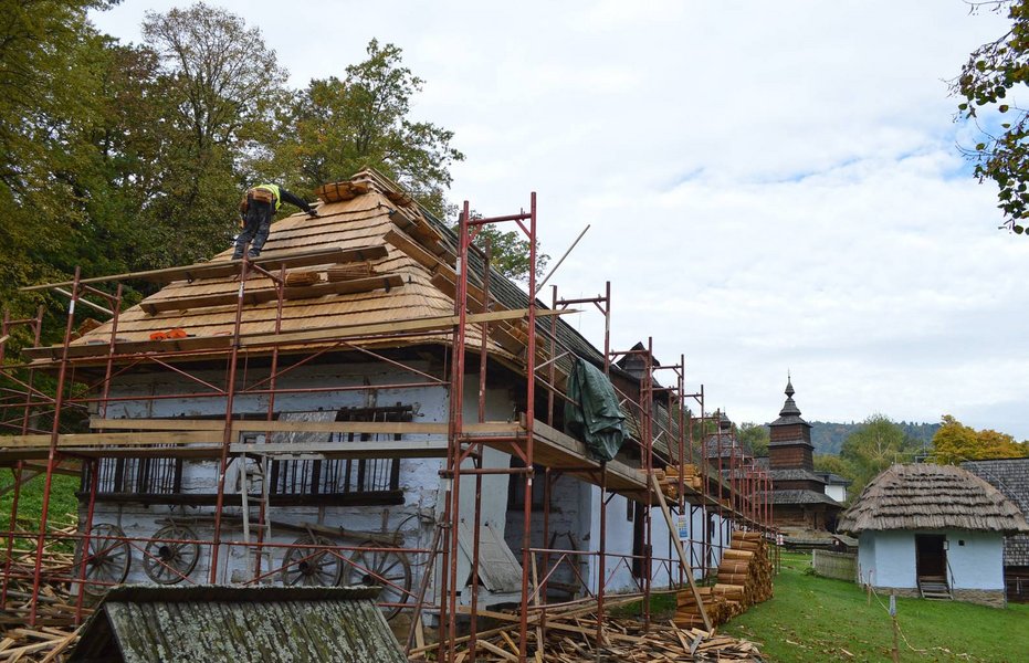 Aktuálne práce na obytnom dome z Kračúnoviec, súčasti etnoparku v Bardejovských Kúpeľoch, foto: T. Kowalski