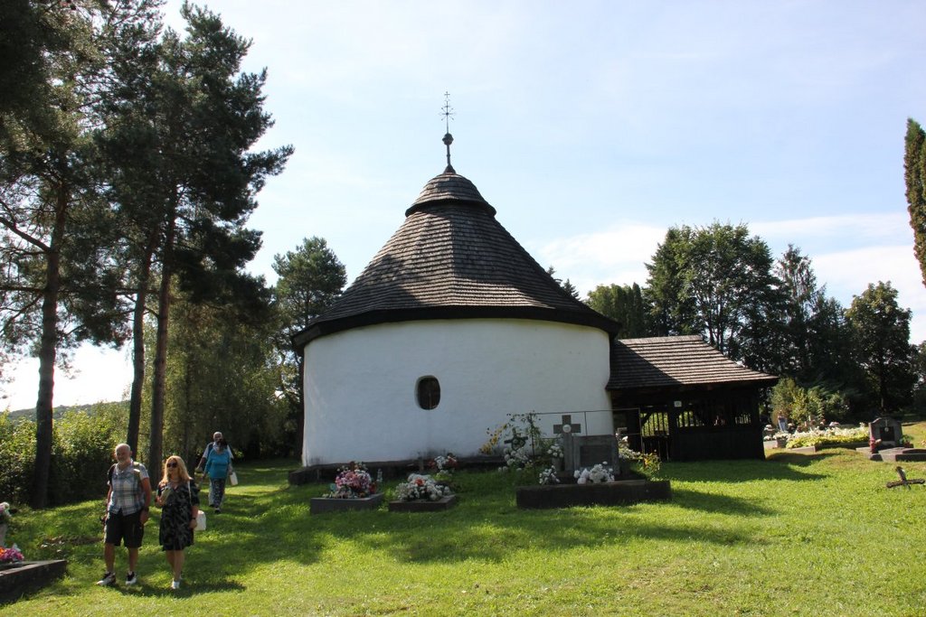 18 – Prihradzany, rotunda sv. Anny – účastníci exkurzie počas prehliadky. Foto: A. Tuhárska, PÚ SR, 2020