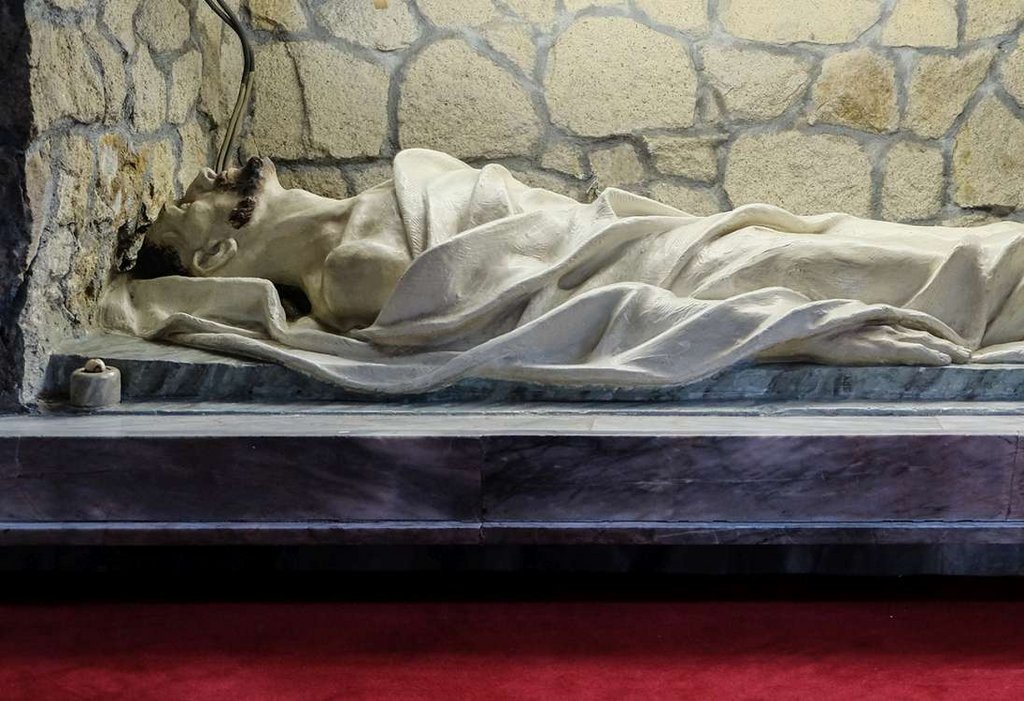 08 – Boží hrob v bočnej kaplnke kostola. Kristus dodatočne upravený polychrómiou. Foto: Juraj Novák