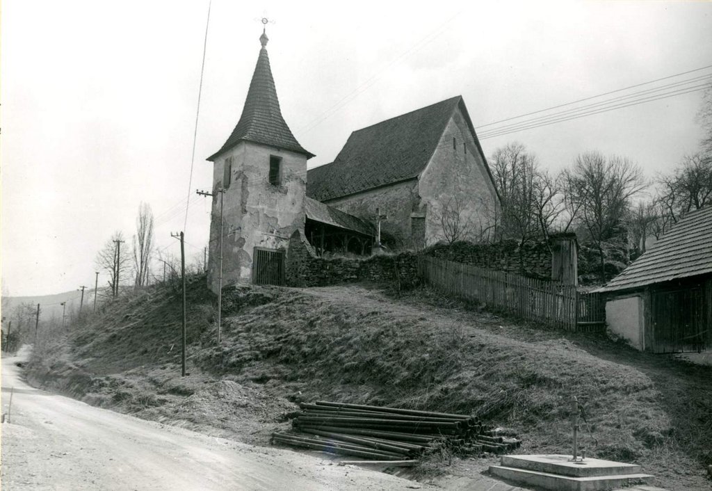 Pohľad na kostol zo severozápadu s prístupom od obce cez podvežie zvonice. Zdroj: Archív PÚ SR, č. neg. 00927, 1979, Š. Fabián
