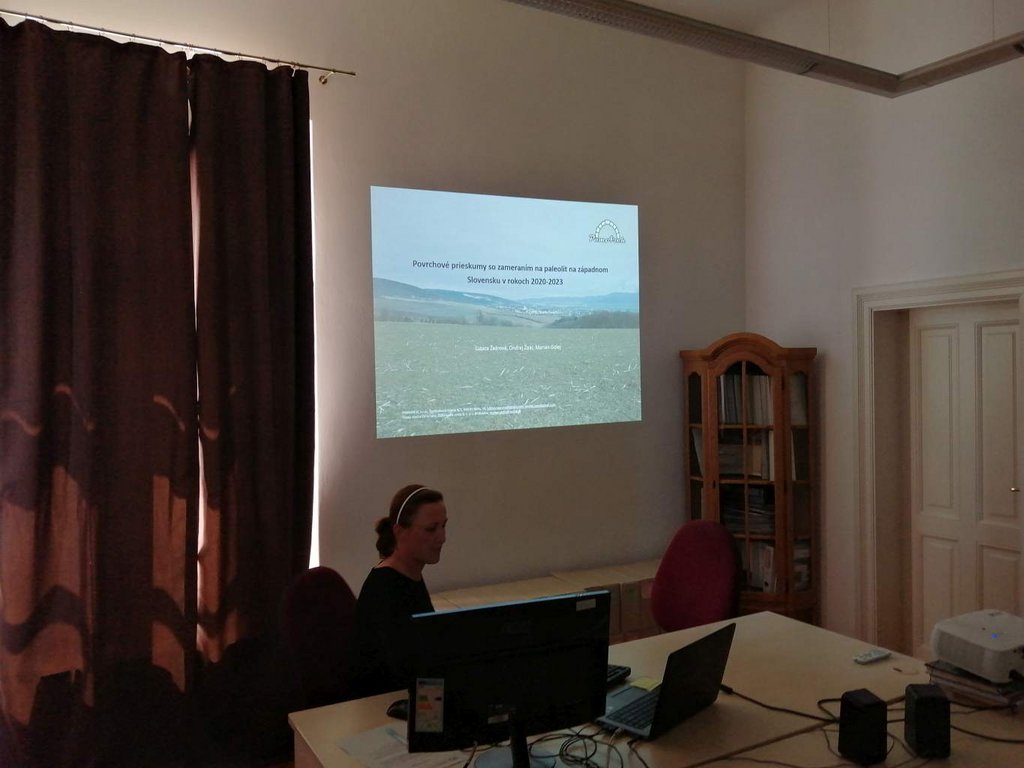 Začiatok prednášky Povrchové prieskumy so zameraním na paleolit na Západnom Slovensku v rokoch 2020-2023. Foto M. Sládok-KPÚ Trnava, foto: M.Sládok
