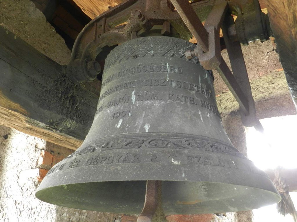 Kostol Všetkých svätých. Zvon z roku 1901 vo zvonici Foto: M. Kalinová, 2016