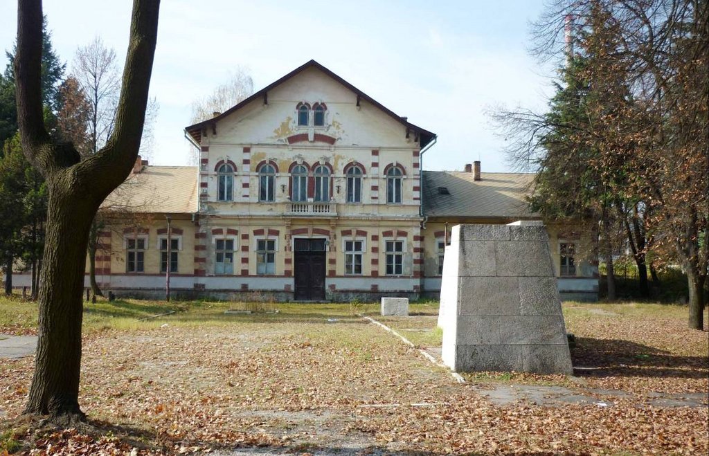 03 – Krompachy, Budova admin. pamätná a miesto pamätné i pamätník, foto T. Zdravecký 2013