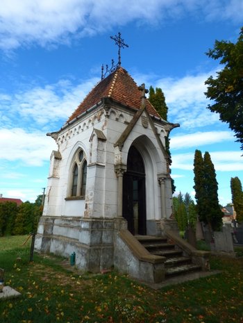 Juhozápadné nárožie pohrebnej kaplnky v Malých Vozokanoch. Foto: E.Gažiová, KPÚ Nitra 2018