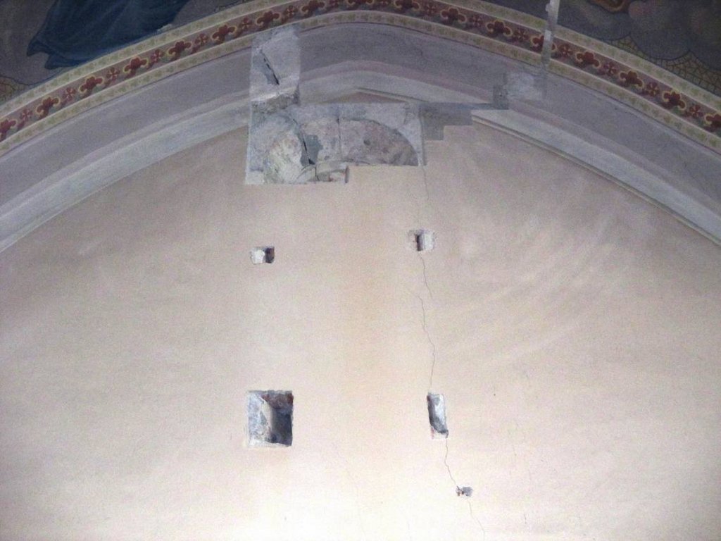 detail románskeho okna na západnej stene transeptu pred bočnou severnou loďou