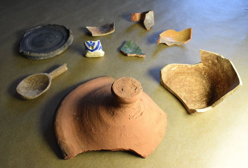 Zlomky kuchynskej keramiky (15. až 19. storočie), foto: P.Grznár, KPÚ Trnava