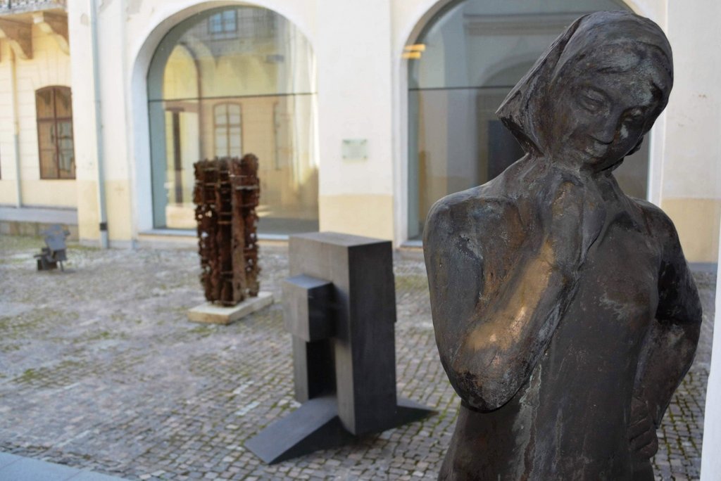 03 – Výstava – socha V. Löfflera z depozitára a nádvorie, autor J. Gembický, KPÚ Košice