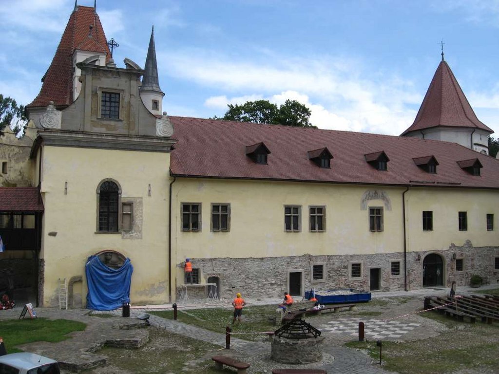 JZ fasáda Kaplnky a Paláca III. v priebehu obnovy