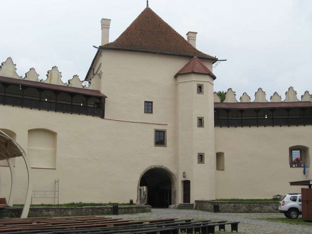 S pohľad na Vežu bránovú a Múr hradbový po obnove