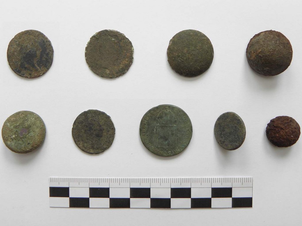Mince a gombíky nájdené na druhom táborisku. Foto M. Sládok