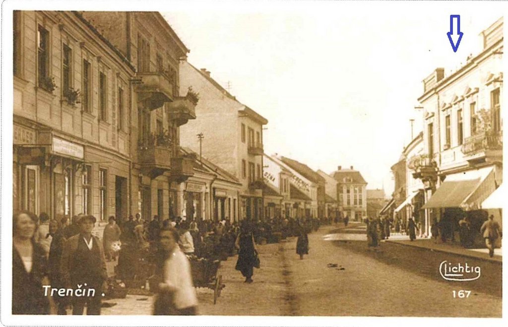 Trenčín, Hviezdoslavova ulica, okolo roku 1927, zdroj: HANUŠIN, J.: Trenčín na starých  pohľadniciach. 2. Vydanie, Vydavateľstvo DAJAMA, Bratislava, 2013
