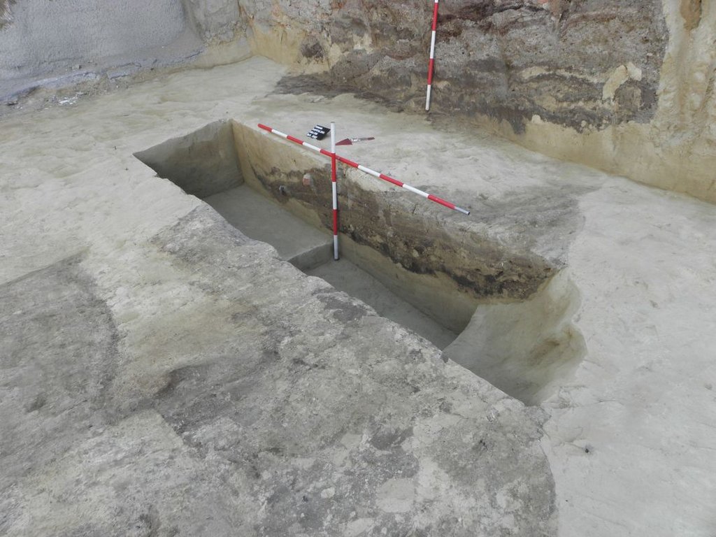 Archeologický objekt zahĺbený do spraše počas skúmania na stavbe v Trnave na Kapitulskej ulici. Foto M. Sládok