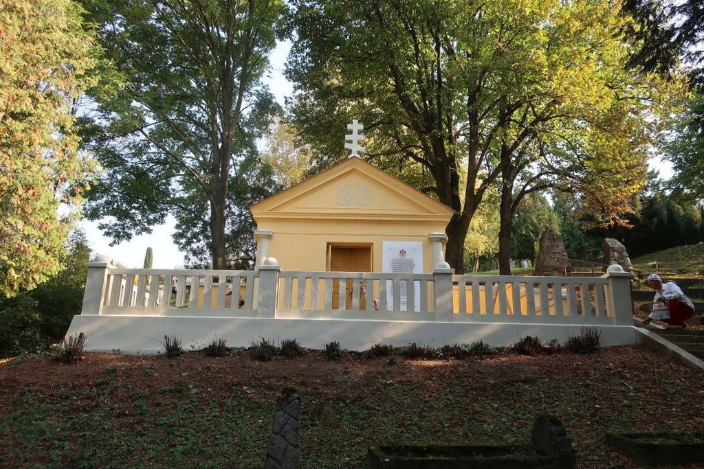 04 – Pohrebná kaplnka po obnove, čelná, západná strana, autor fotografie I. Radimák