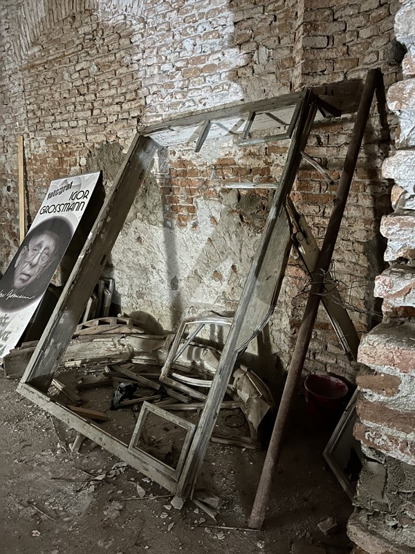 Zvyšok pôvodného okna z chodby, ktorý bol repasovaný a rekonštrukčne doplnený o chýbajúce časti, nálezový stav, foto: Zuzana Holičková