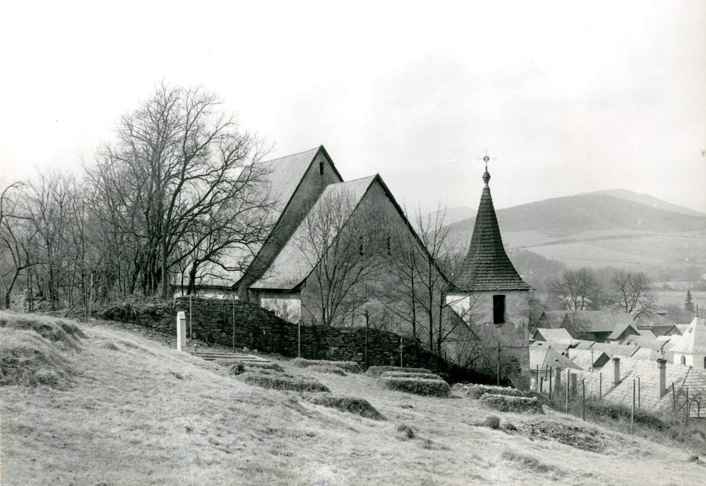 Pohľad na kostol z juhovýchodnej strany so zvonicou a hradbovým múrom vymedzujúcim príkostolný cintorín. Foto-Š. Fabián, 1979, Archív PÚ SR