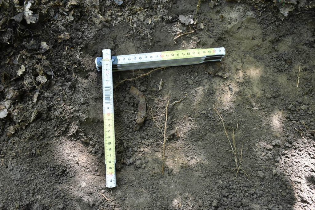 05 – Železný fragment pravdepodobne podkovičky, Autor: Mgr. Matej Styk, PhD., Katedra archeológie FF UKF v Nitre