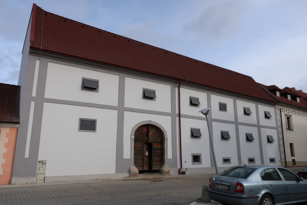 Objekt tesne pred dokončením  obnovy (s novodobou bránou z 2. pol.20. stor.). Foto: I. Radimák, KPÚ Trenčín 2019