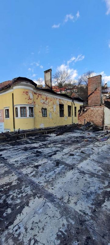 Stav po požiari na streche ZUŠ, v pozadí Berggericht, foto: KPÚ BB