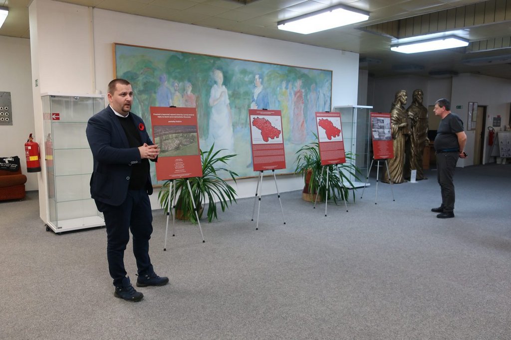 Anton Liška pri komentovaní prvej časti výstavy