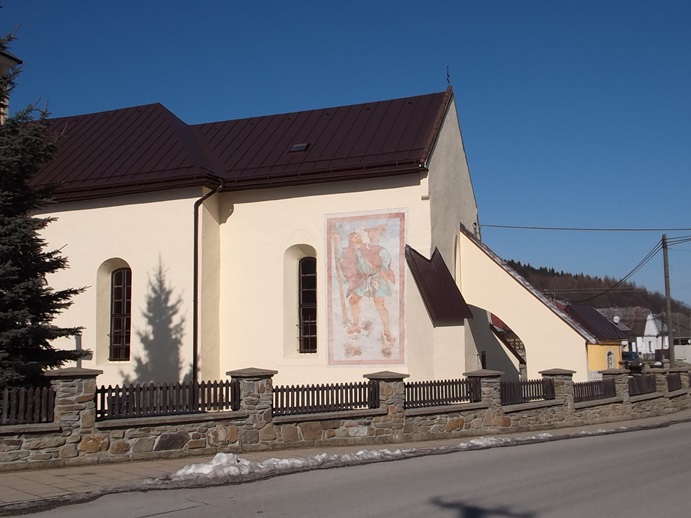 Celkový pohľad na kostol s maľbou