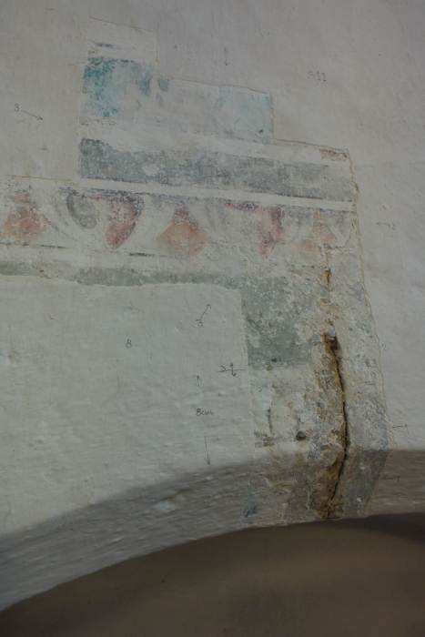 09 – Dúbravica, kostol sv. Žofie - detailný pohľad na sondu realizovanú pri kamennom ostení v sakristii