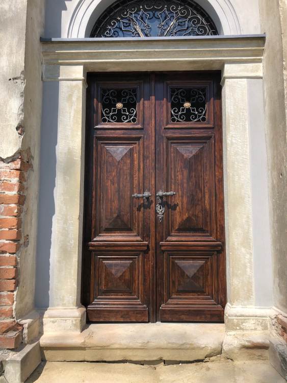 07 – Nová dverná výplň na hlavnom vstupe do objektu, foto. I. Radimák, KPÚ TN, 2019