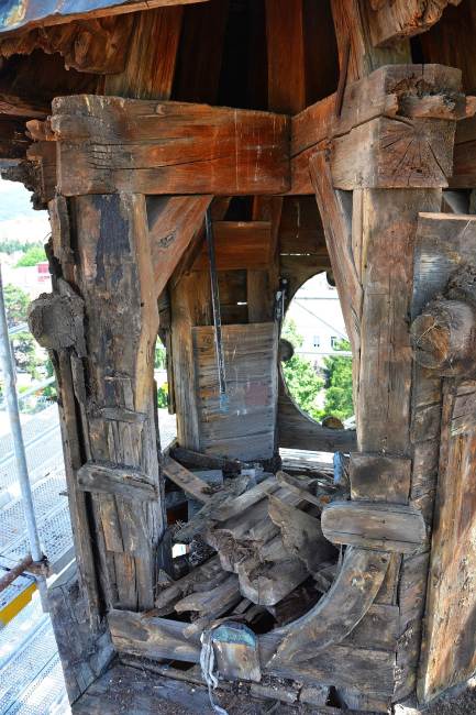 Poškodená drevená konštrukcia veže pred obnovou, zdroj : Ivan Radimák, KPÚ Trenčín