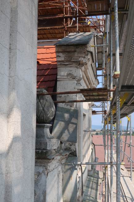 Poškodené omietkové vrstvy fasád kostola, zdroj : Dekan farnosti Patrik Sojčák