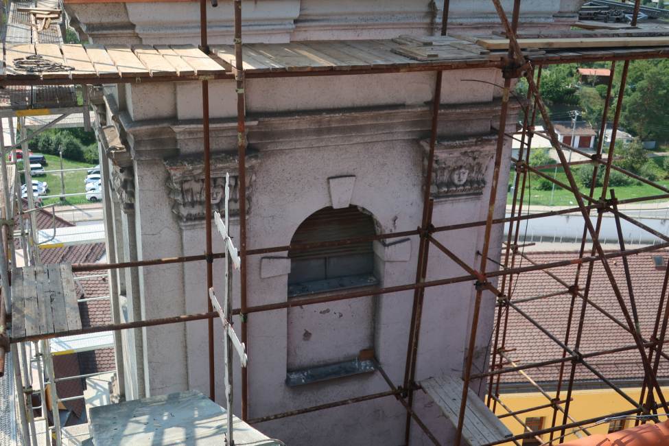 Poškodené tvaroslovie fasád kostola, zdroj : dekan farnosti Patrik Sojčák