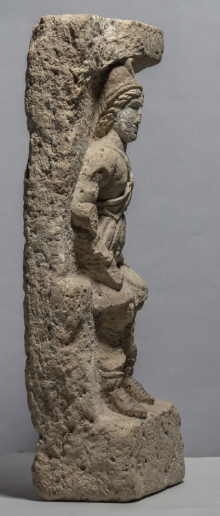07 – Hľadaná kamenná stéla bohyne Baltis – bočný pohľad (web: http://lupa.at/7029/photos/6 © Wien - Kunsthistorisches Museum, Foto: Ortolf Harl 2019 November – č. 7029-07)