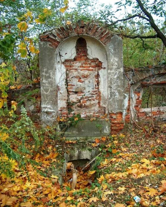 21 - Košice, ev. cintorín – fragmenty náhrobkov; foto: J. Gembický, KPÚ Košice