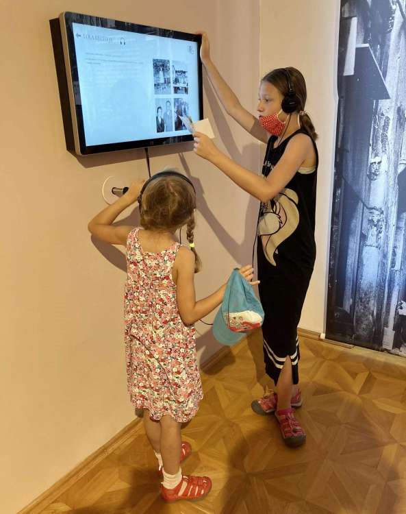 14 – Pamätná výstava S. Máraia, Košice – interaktivita s návštevníčkami, foto P. Luprich
