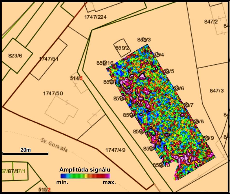 Močenok, poloha Kalvária. Horizontálny georadarový rez pre hĺbky od 145 do 165 cm (namerané anomálne zóny s maximálnou amplitúdou signálu (označené červenou a fialovou farbou)