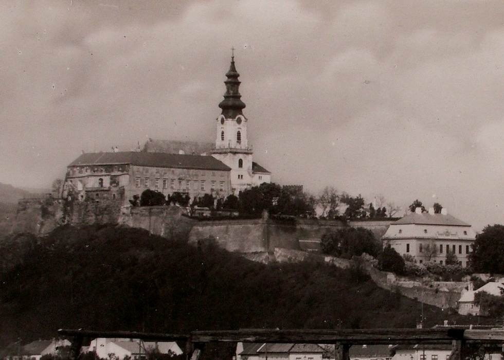 03 – Nitriansky hrad s budovou Veľprepoštského paláca (vpravo) pri pohľade z juhozápadu, 20. roky 20. storočia, zdroj: archív KPÚ Nitra