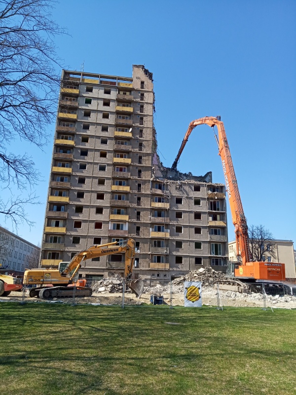 Stav asanovania stavby 8. apríla 2020 pohľad zo strany parkovej úpravy námestia od , foto: A.Jurišová, KPÚ Nitra