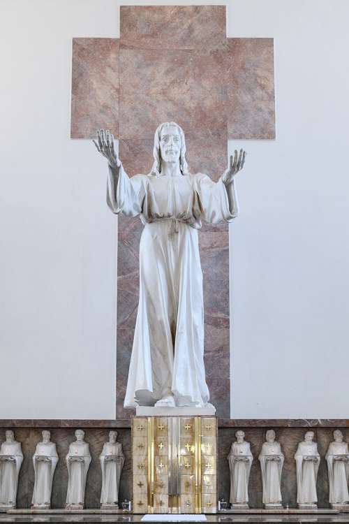 02 – Postava Ježiša Krista na hlavnom oltári stojí proti prichádzajúcim. Foto: Juraj Novák