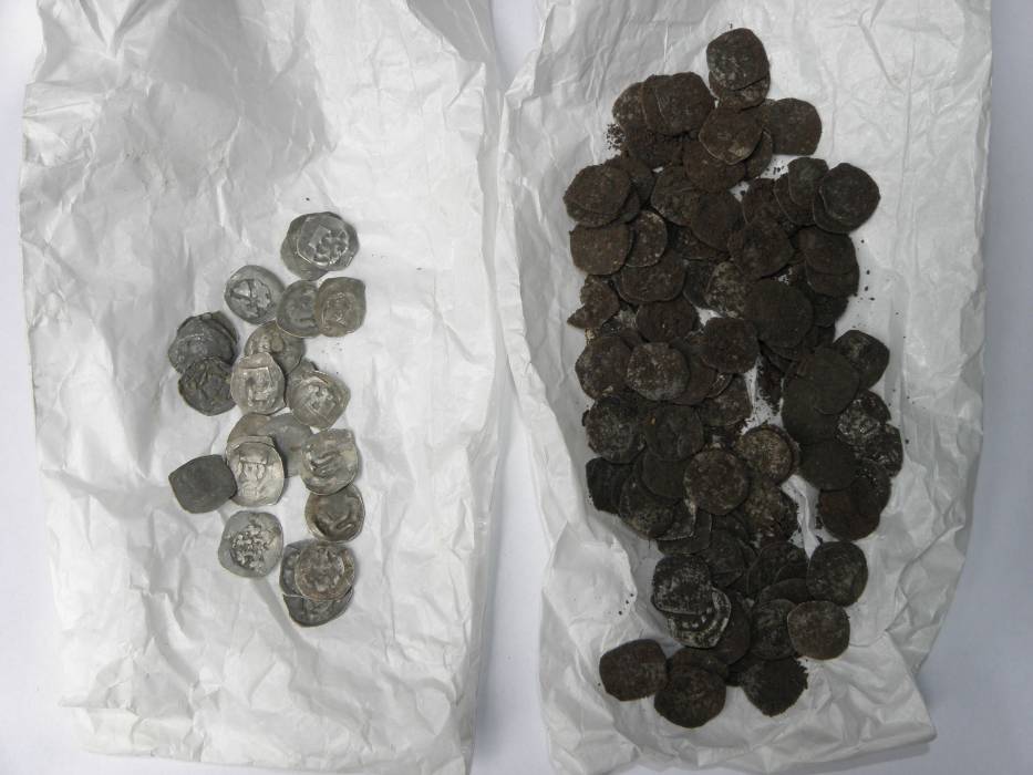 05 – Celý poklad krátko po vyzdvihnutí. Vľavo mince nájdené nálezcom, vpravo archeológmi KPÚ Trnava. Foto: M. Sládok