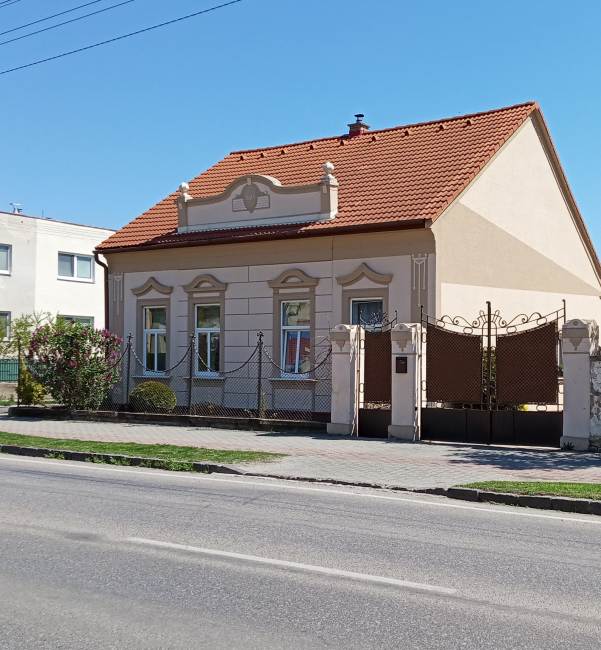 07 – meštiansky dom s predzáhradkou a dekoratívnym oplotením;  r. 1924, zdroj: archív KPÚ Nitra