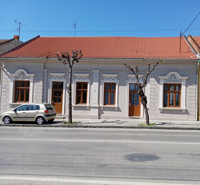 11 – meštiansky dom s historizujúcou výzdobou (maskarónmi v suprafenestrách bočných okien) , zdroj: archív KPÚ Nitra