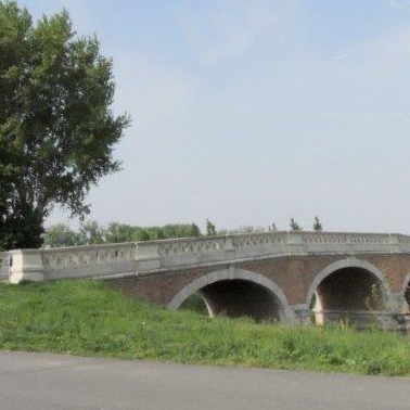 Kráľová pri Senci, barokový most. Celkový pohľad na most zo severovýchodu.