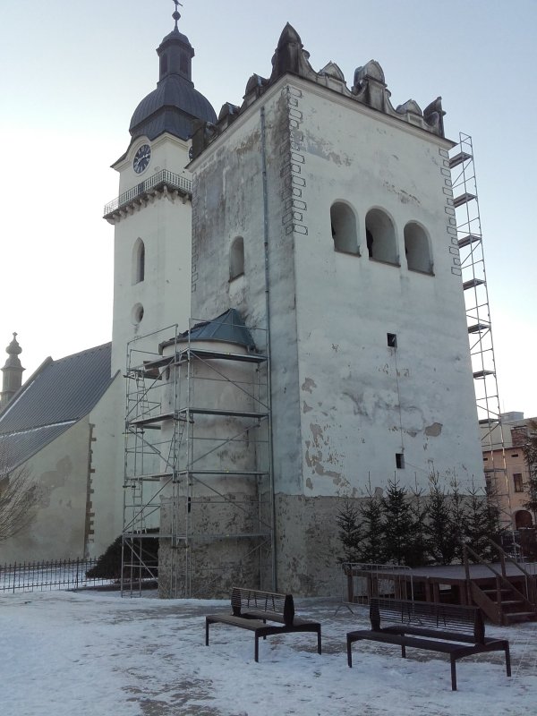 Zvonica počas výmeny strešnej krytiny a po odstránení zavhlnutých omietok, december 2016