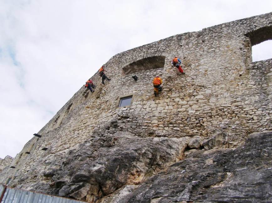 Spišský hrad - sanácia vnútorných múrov hradného brala, jar 2019, zdroj: Archív KPÚ KE – Pracovisko Spišská Nová Ves