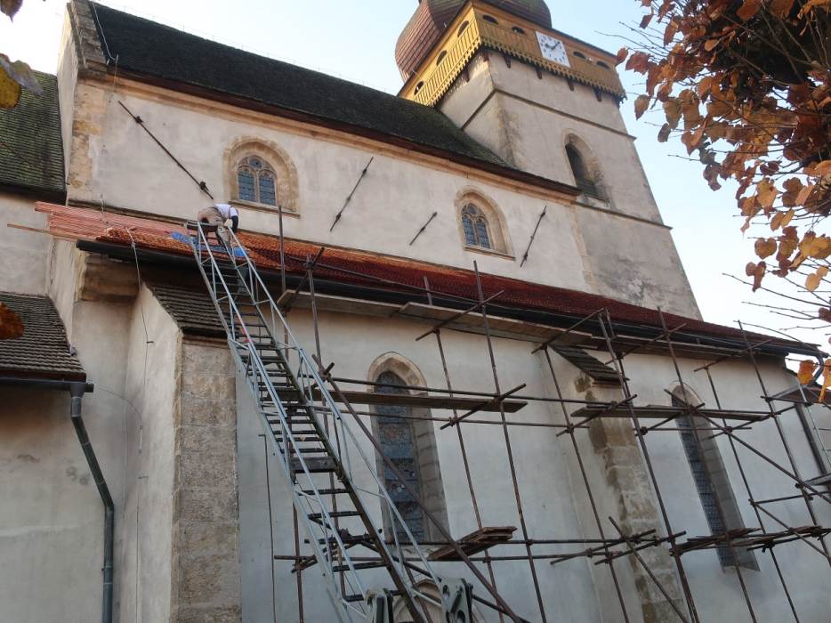 3 - Štítnik, ev.av.kostol – oprava krovu, krytiny (pohľad na strechu nad severnou loďou počas obnovy), foto: M.Timár, KPÚ Košice