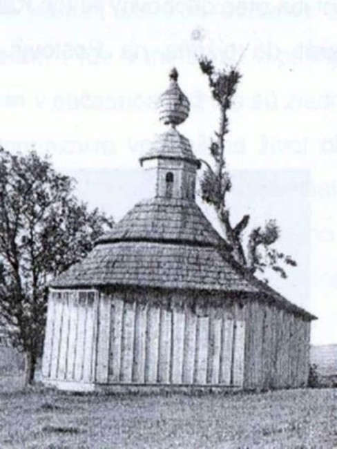 Andrejová (okr. Bardejov), svätyňa niekdajšej drevenej cerkvi, zachovaná ako samostatná kaplnka; foto Florián Zapletal, 1923. Zdroj: andrejova.eu