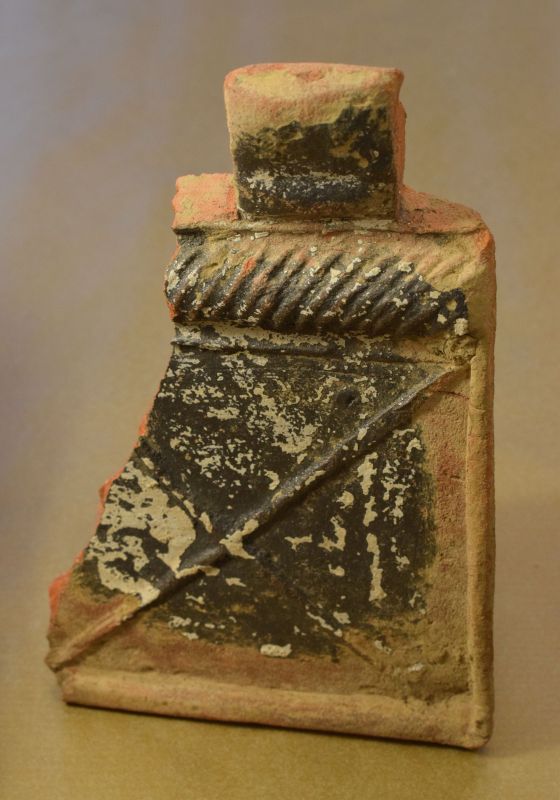 Rímsová kachlica z neskorého stredoveku (15. stor. až prvá pol 16. storočia) ozub cimburia napodobujúceho stredoveké opevnenia, foto: P.Grznár, KPÚ Trnava