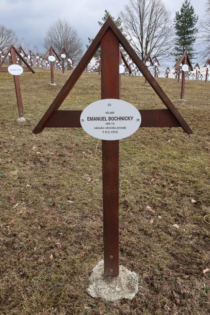 Vojnový cintorín v obci Stakčín - detail kríža s replikou náhrobnej evidenčnej tabule, foto: A. Liška, KPÚ Prešov