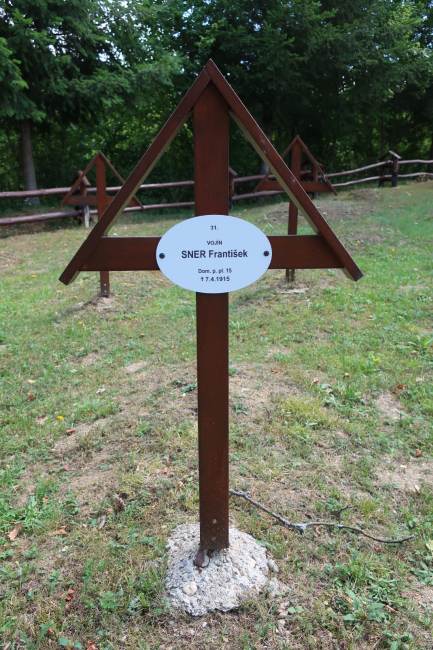 Vojnový cintorín v obci Topoľa - detail kríža s replikou náhrobnej evidenčnej tabule, foto: A. Liška, KPÚ Prešov