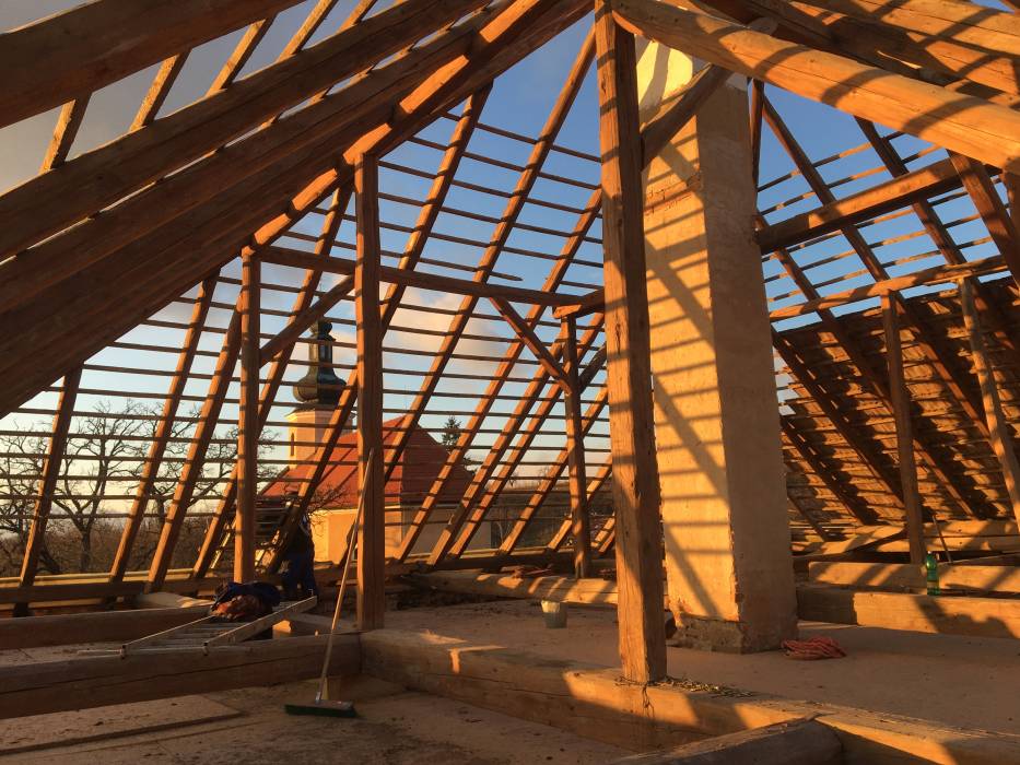 11 – Kaštieľ Vysočany, na obnove strechy sa pracovalo každý deň až do západu slnka, 2019, foto: P. Žatko
