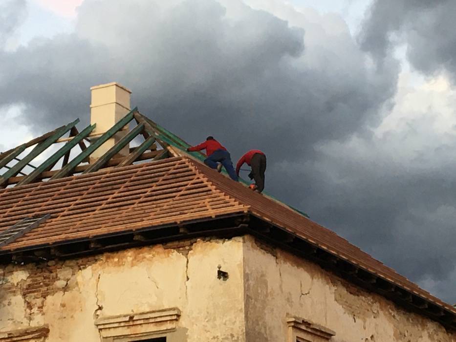 12 – Kaštieľ Vysočany, ani mračná na oblohe nezabránili vytrvalým prácam na obnove strechy, 2019, foto: P. Žatko