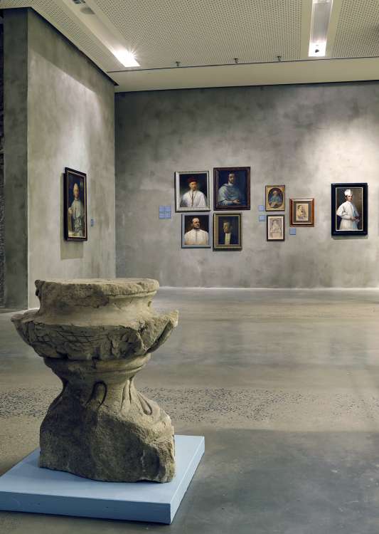 13 – Umením a slovom - výstava VSG, váza z fasády kláštora, foto Milan Bobula, VSG 2020